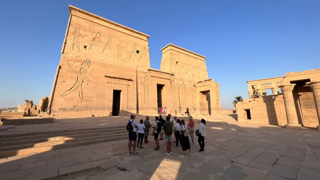 ventaja de un viaje organizado a Egipto, conocer gente.
