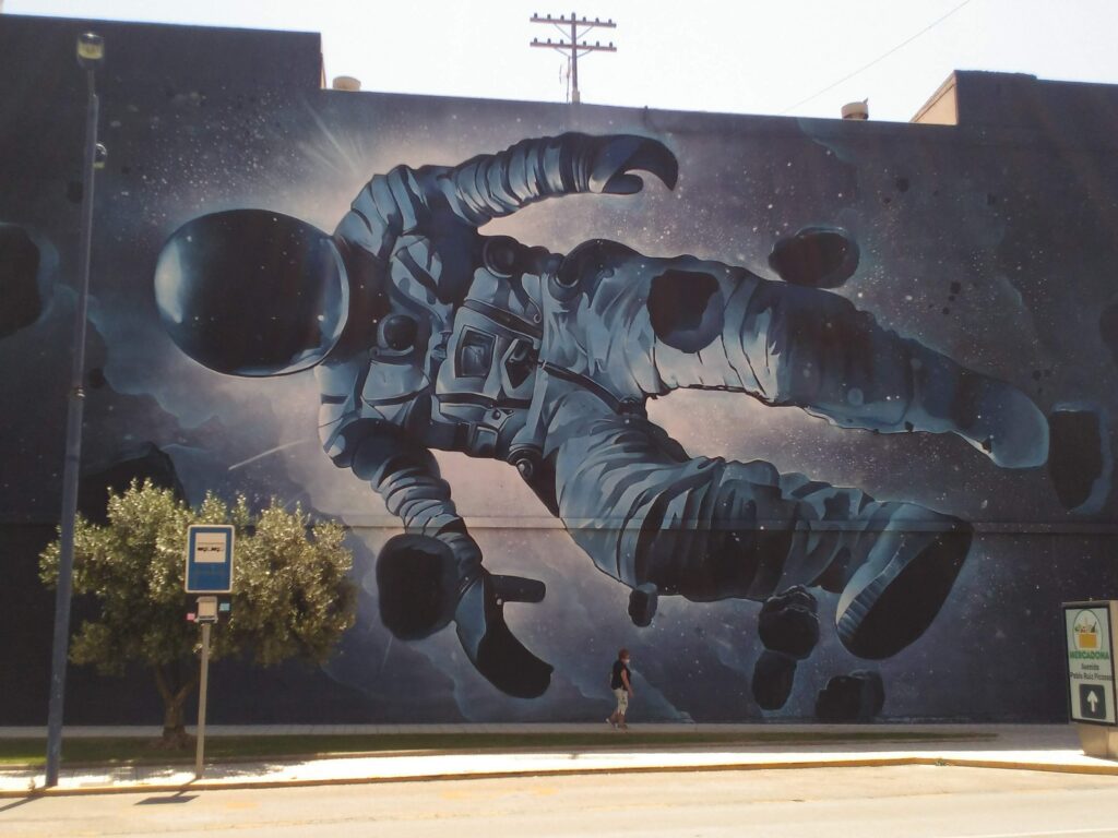 noche ovni - Grafiti de un astronauta en Vinarós, España